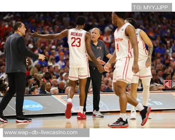 佛罗里达大学险胜夺冠小克莱顿荣膺决赛最有价值球员